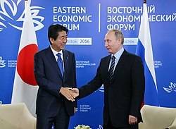 Shinzo Abe a Vladimir Putin na Východním ekonomickém fóru 2016 (2).jpg