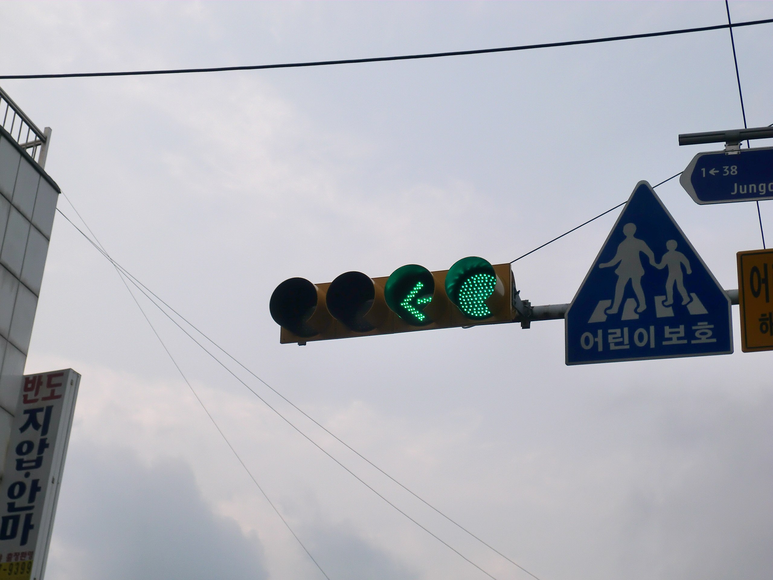 2560px-Signal_korea_4green_and_left_Turn