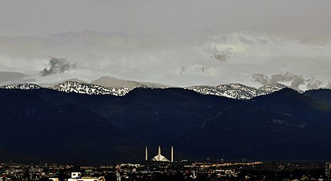 مسجد اور برف سے ڈھکا پہاڑ