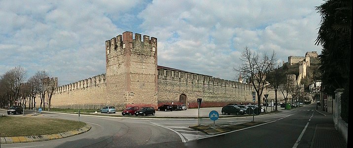 De stadsmuren en het kasteel