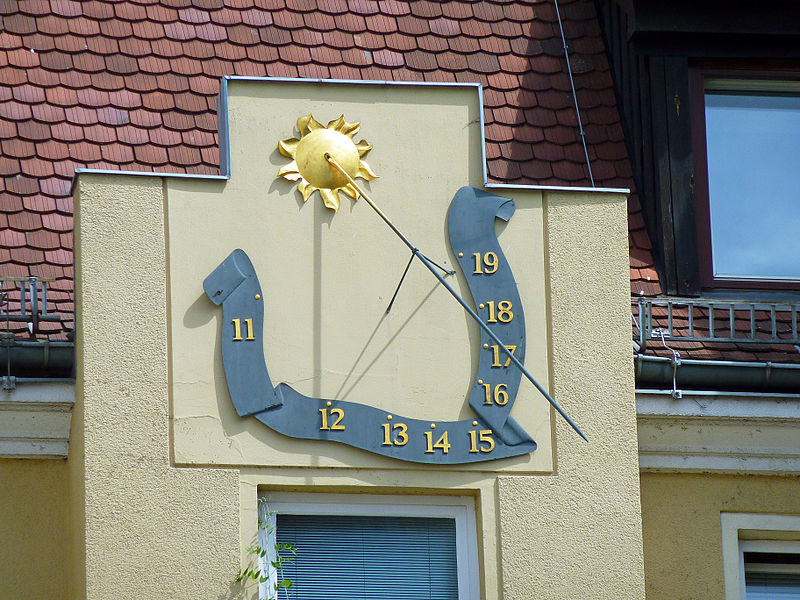 File:Sonnenuhr Nikolaiviertel - Berlin 2013 - 1382-1262-120.jpg