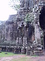 English: South gate of Angkor Thom, elephant heads inside the city. Français : Porte sud d'Angkor Thom, tête d'éléphants à l'intérieur de la ville.