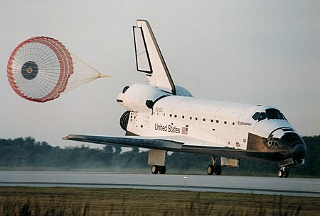 Tập_tin:Space_Shuttle_Endeavour_landing.jpg