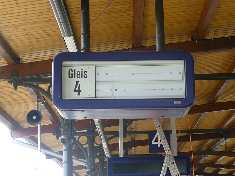 File:Split-flap displays at Friedrichshagen 02.JPG