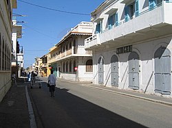 サン＝ルイ島にあるコロニアル様式の建物が立ち並ぶ通り