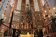 English: The Wit Stwosz Altar in St. Mary's Church, Kraków. A nun opens the altar.