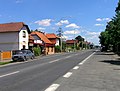Starokolínská ulice je hlavní silnicí v Újezdě