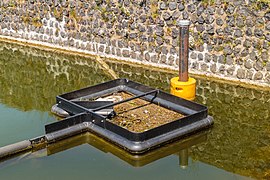 Shoreliner (Stavoren) a dirt trap for floating litter in the port of Stavoren. (Detail)