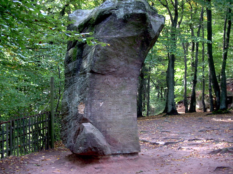 File:Stiefel-Schloss-Grenzstein-Gedenkstein 006.jpg