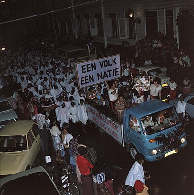 Surinaamse onafhankelijkheid feestende Surinamers op vrachtauto, Bestanddeelnr 254-9800.jpg