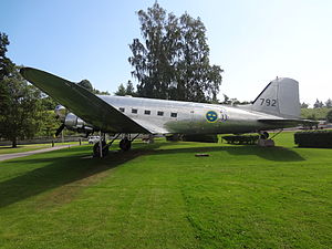 DC-3 792 (79002) Munin uppställd utanför fallskärmsjägarskolan