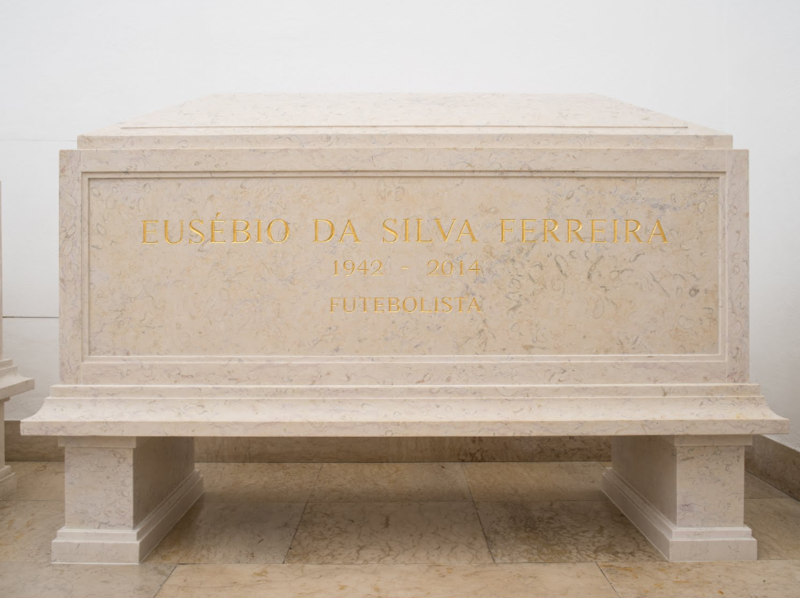 File:Túmulo de Eusébio da Silva Ferreira.png