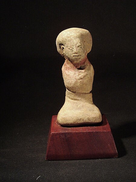 File:TC 53 Majapahit Figurine with the head intact and red pigment around the neck.JPG