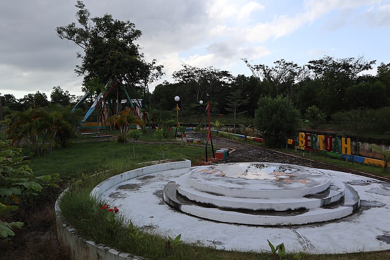 File:Taman Bertuah Kota Tarakan.JPG