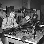 Dienstplichtige militairen onderhouden hun FN FAL, 1964