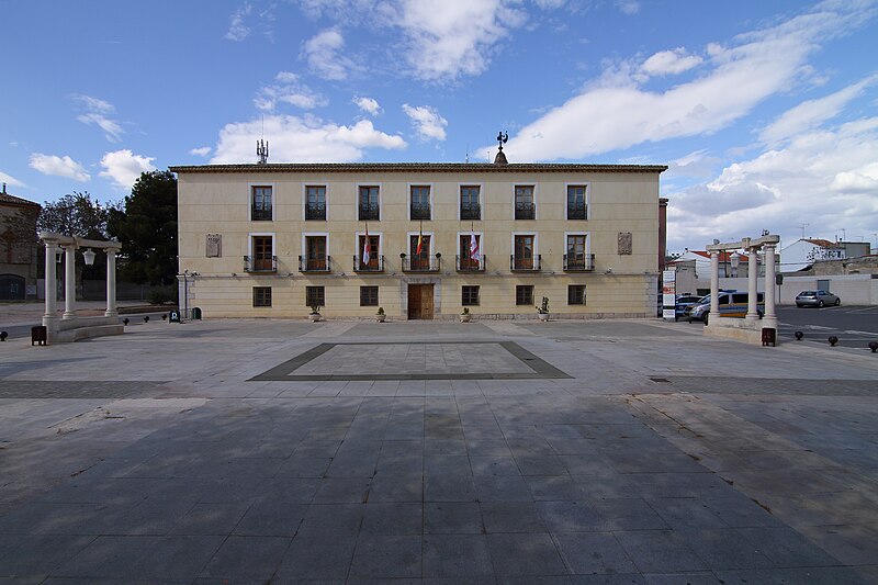 File:Tarancón, Ayuntamiento, Palacio del Duque de Riánsares, Plaza del Ayuntamiento.jpg