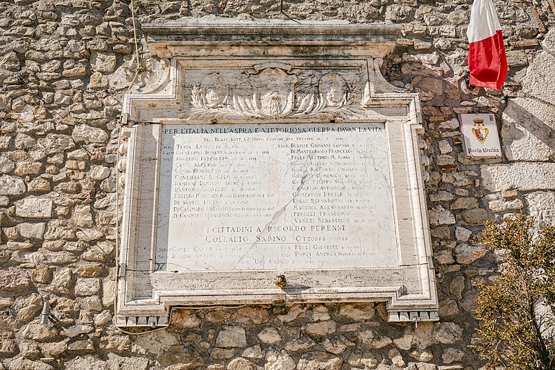 File:Targa di commemorazione a Collalto Sabino.jpg