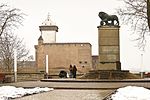 Svenska lejonet i Narva, med Hermannsborg i bakgrunden.