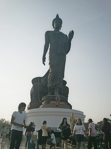 File:The standing Buddha at the Phutthamonthon Park.jpg