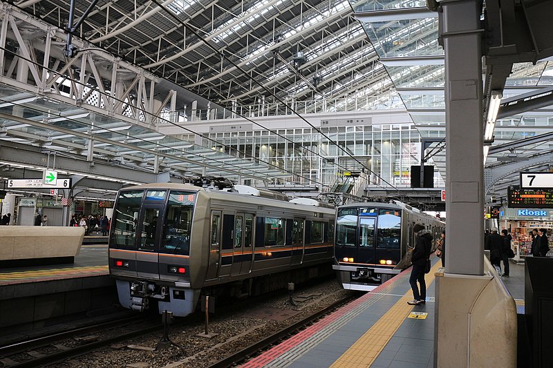 File:Tokaido Main Line local trains at Osaka Station.jpg