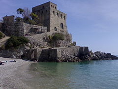 La spiaggia di Erchie con una delle torri di età vicereale che la coronano.