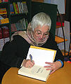 סופרת ספרדיה חותמת על ספרה בחנות ספרים בבילבאו