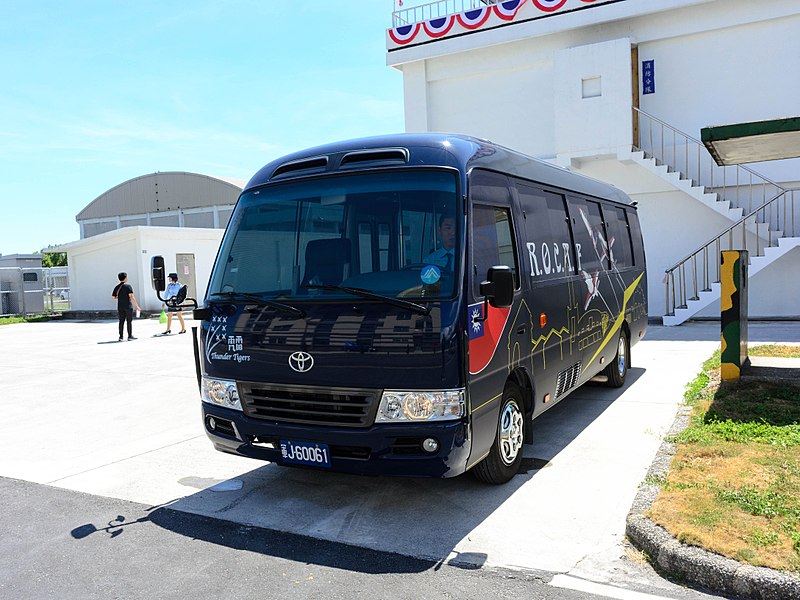 File:Toyota Coaster of ROCAF Thundertigers at Hualien Air Force Base 20170923b.jpg