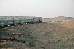 Vlak projíždějící pouští Gobi
