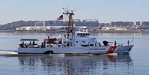 USCGC Cushing (WPB-1321) در رودخانه Potomac 03 نوامبر 2015.jpg