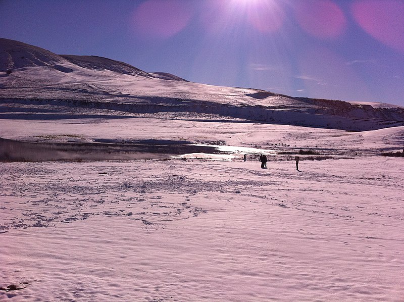 File:Un lac entouré de neige 5 - panoramio.jpg