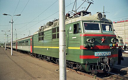 Elektrikli lokomotif VL80S-2487'den Kazan'daki tren istasyonunda APC2 binek araçlarıyla bir elektrikli tren.  Yaz 2000