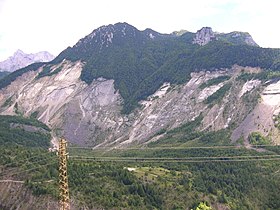 Blick auf die Nordwand des Mont Toc mit dem vom Erdrutsch 1963 betroffenen Teil.