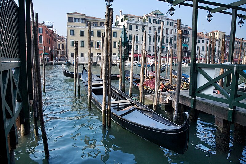 File:Venice - Gondolas - 4239.jpg