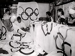 Het vervaardigen achter de naaimachine van olympische vlaggen voor de Olympische Spelen van 1940 in Japan, 24 september 1936.