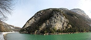 Flussbiegung im Défilé de l’Écluse mit Blick auf die Montagne de Vuache