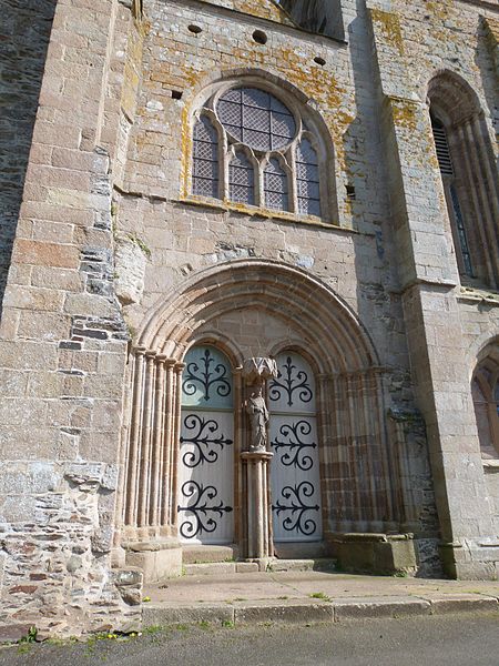 File:Vue partielle de la façade occidentale de l'église.jpg