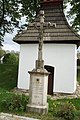 Čeština: Kříž u kaple v Zahrádce, Pošná, okr. Pelhřimov. English: Wayside cross near chapel in Zahrádka, Pošná, Pelhřimov District.