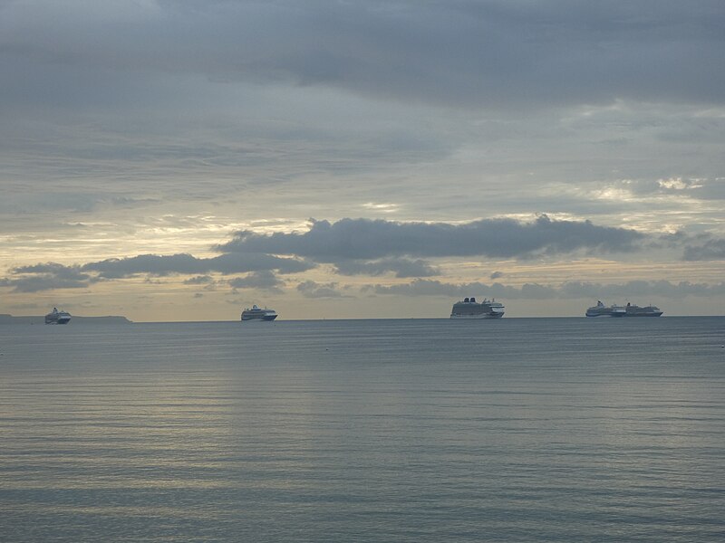 File:Weymouth Bay early this morning September 4 (50305384492).jpg