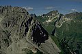 Schneck (Gipfel rechts der Bildmitte) mit seiner Ostwand von Nordosten. Der Berg am linken Bildrand ist der Wiedemer Kopf, dazwischen die Höfats im Hintergrund. Am rechten Bildrand die drei Gipfel des Rotkopf.