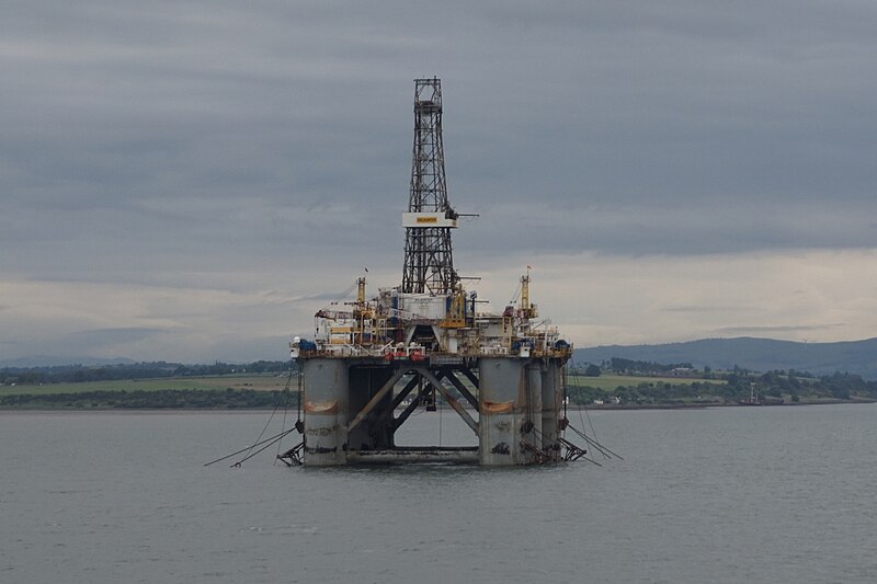 File:Wilhunter Oil Rig in Cromarty Firth - geograph.org.uk - 5455967.jpg