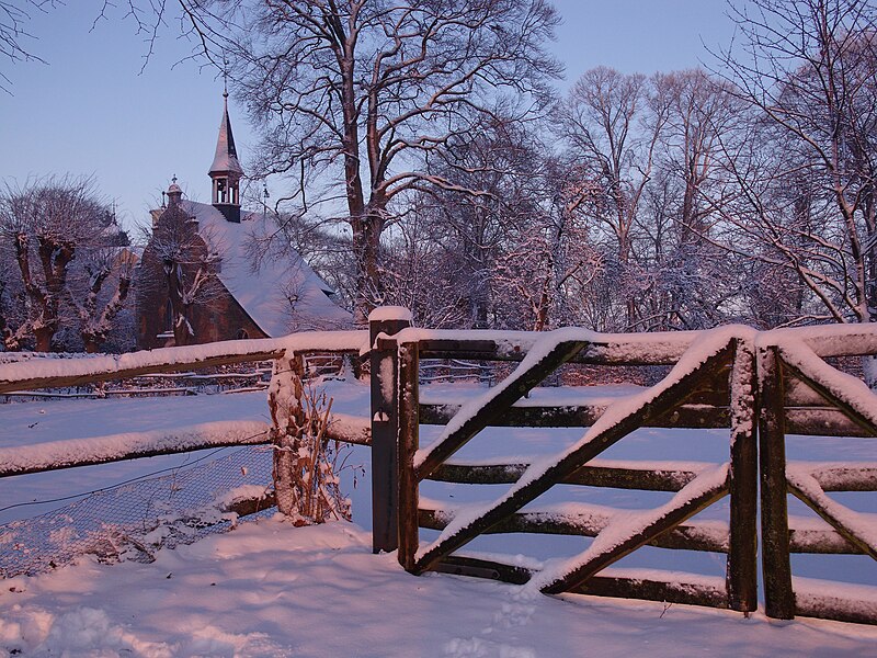 File:Winterstimmung an der Kreuzkapelle.jpg