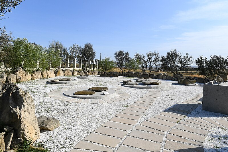 File:Yanardag Cromlech Stone Exhibition.jpg