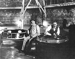 Алван Кларк и его ассистент Карл Лудин (справа) вблизи 40-дюймового телескопа, 1896.