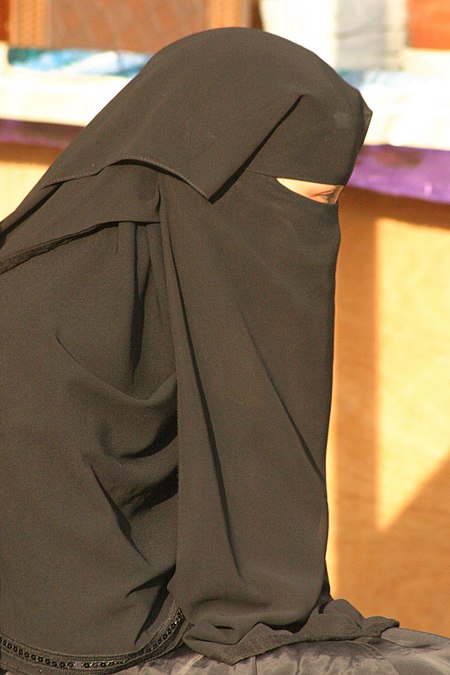 Tập_tin:Young_Saudi_Arabian_woman_in_Abha.jpg