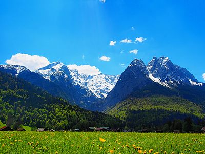 Alpspitze, Höllental, Mandl und kleiner Waxenstein, Zwölferkopf, grosser Waxenstein. Valley near Garmisch-Partenkirchen, May 2016.