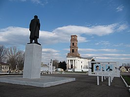 Памятник Ленину и лютеранская церковь в Марксе.jpg