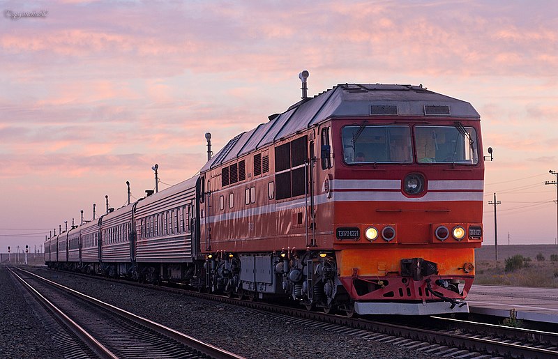 File:ТЭП70-0321, Россия, Астраханская область, станция Ашулук (Trainpix 179940).jpg