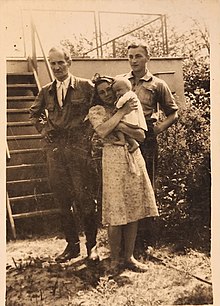 רות לינדנר חסידת אומות העולם עם בנה הפעוט, בעלה ויז'י קוז'מינסקי בנה החורג
