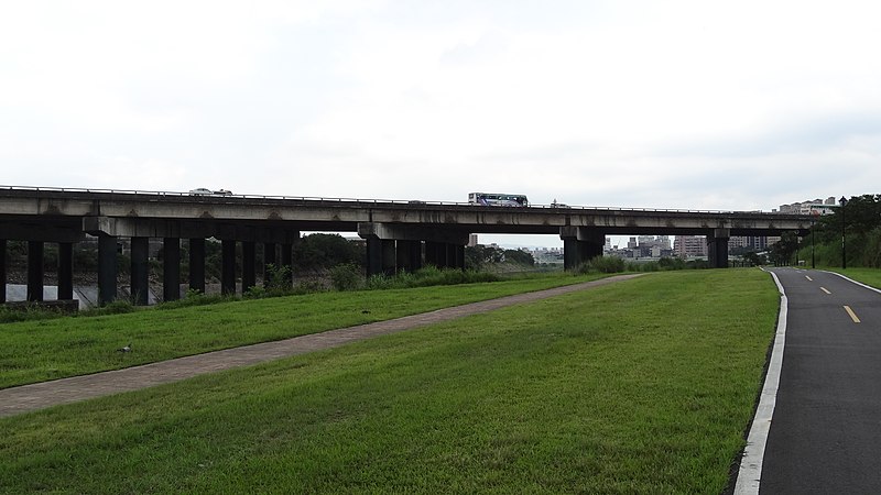 File:國道三號附近。大漢溪右岸河濱自行車道。 - panoramio.jpg