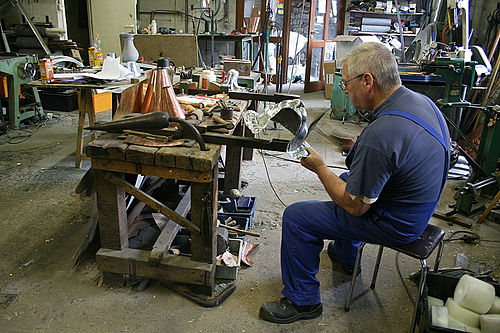 A coppersmith at work in the last workshop of brassware subsisting in Dinant, Belgium 0 Le dinandier Guy Clabots - Leffe (1).JPG